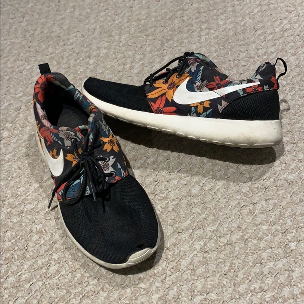 Nike Floral Roshes Size 9